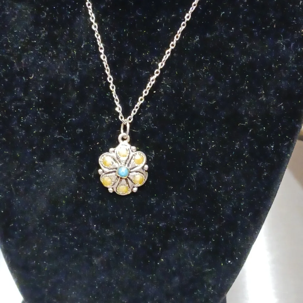 Girl's Silvertone 16in. Flower Pendant Necklace.